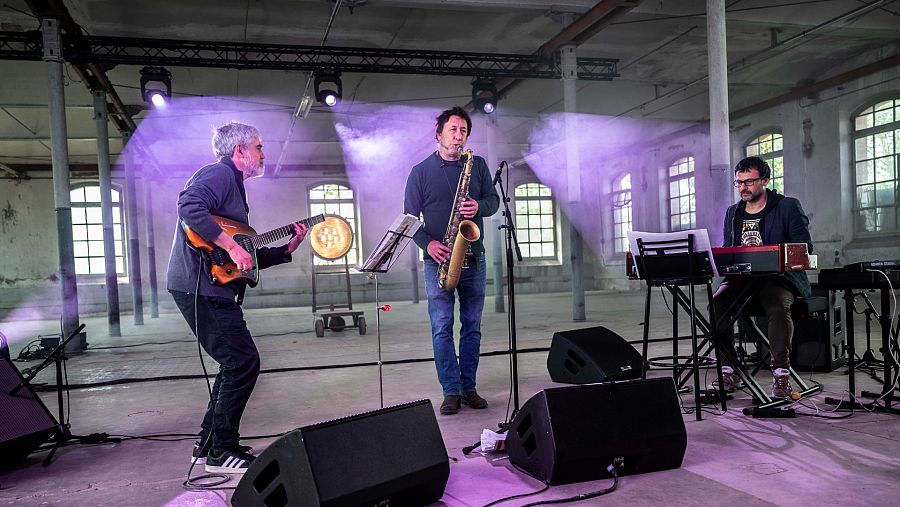 Gorka Benítez toca amb la seva banda a una nau industrial