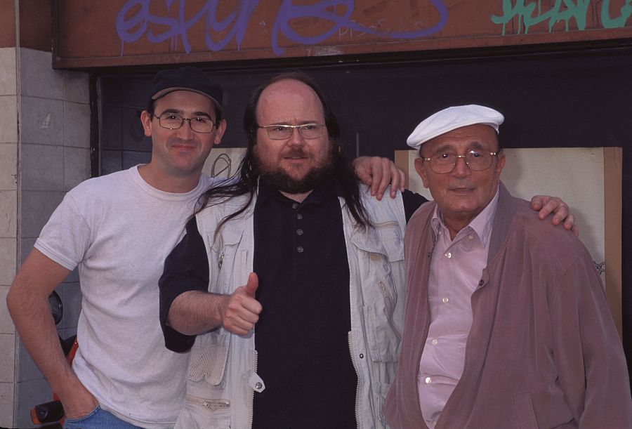 Los actores Javier Cámara, Santiago Segura y Tony Leblanc durante el rodaje de 'Torrente' (1998)