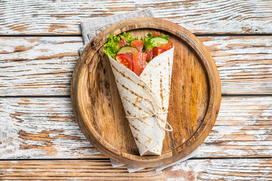 Wrap con lechuga, salmón y otras verduras