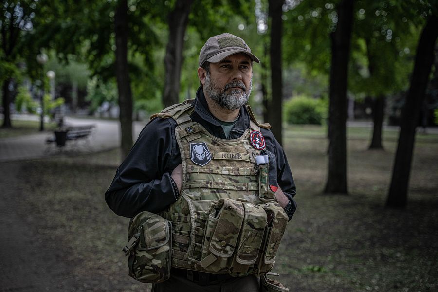 Serhiy Haidai, gobernador de Lugansk, en el parque central de la ciudad de Bakhmut en Ucrania, donde ha convocado a RTVE para la entrevista 