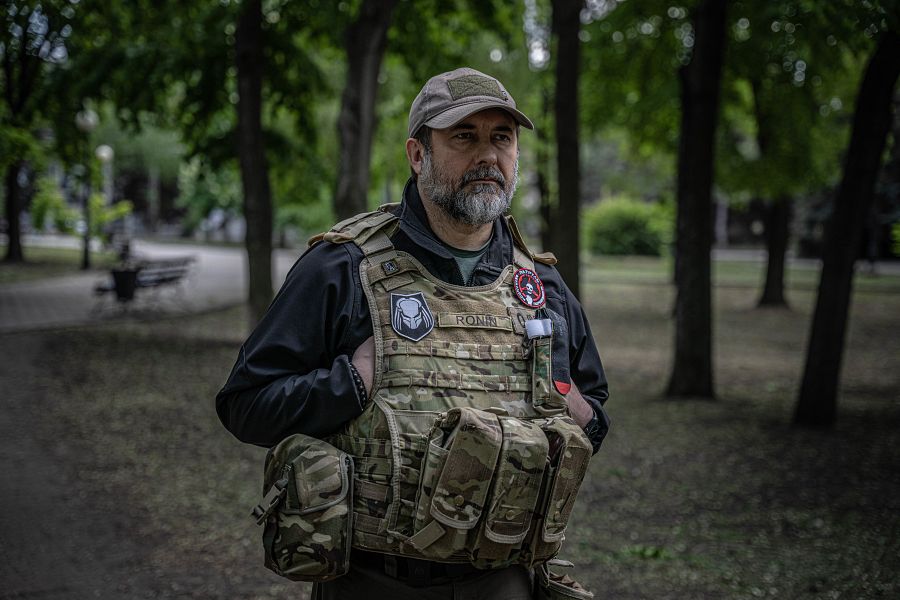 Serhiy Haidai, gobernador de Lugansk, en el parque central de la ciudad de Bakhmut en Ucrania, donde ha convocado a RTVE para la entrevista