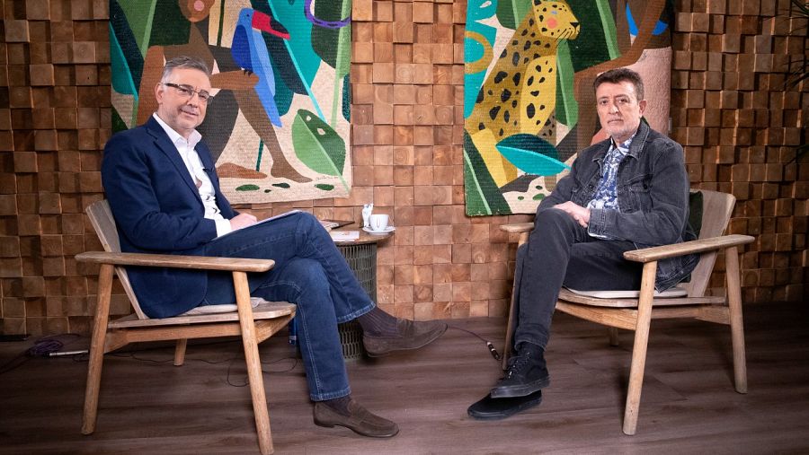 Jenaro Caatro y Manolo García sentados en sendas sillas para la entrevista