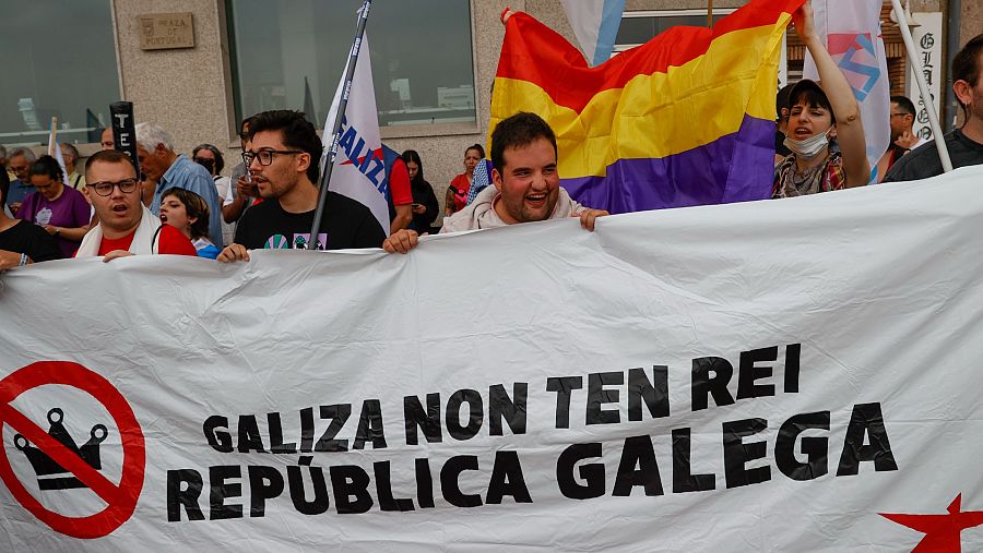 Un grupo de manifestantes protesta contra la visita del Rey emérito Juan Carlos I, este sábado ante el Real Club Náutico de Sanxenxo.