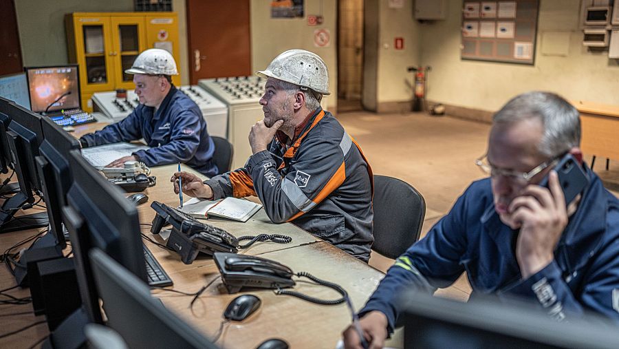 Operarios en l sala de control de los hornos de ArcelorMittal