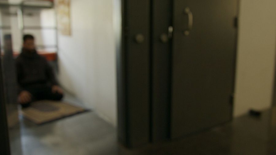 Un condenado por terrorismo yihadista reza en la celda de su prisión