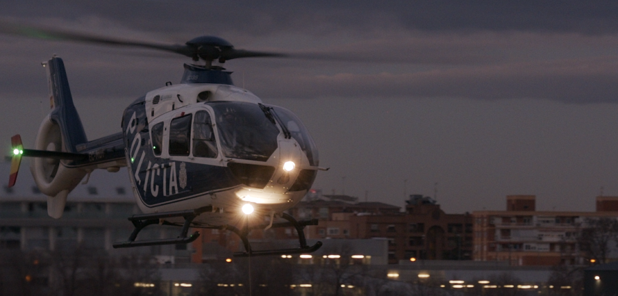 Un helicóptero de la Policía durante el operativo antiyihadista