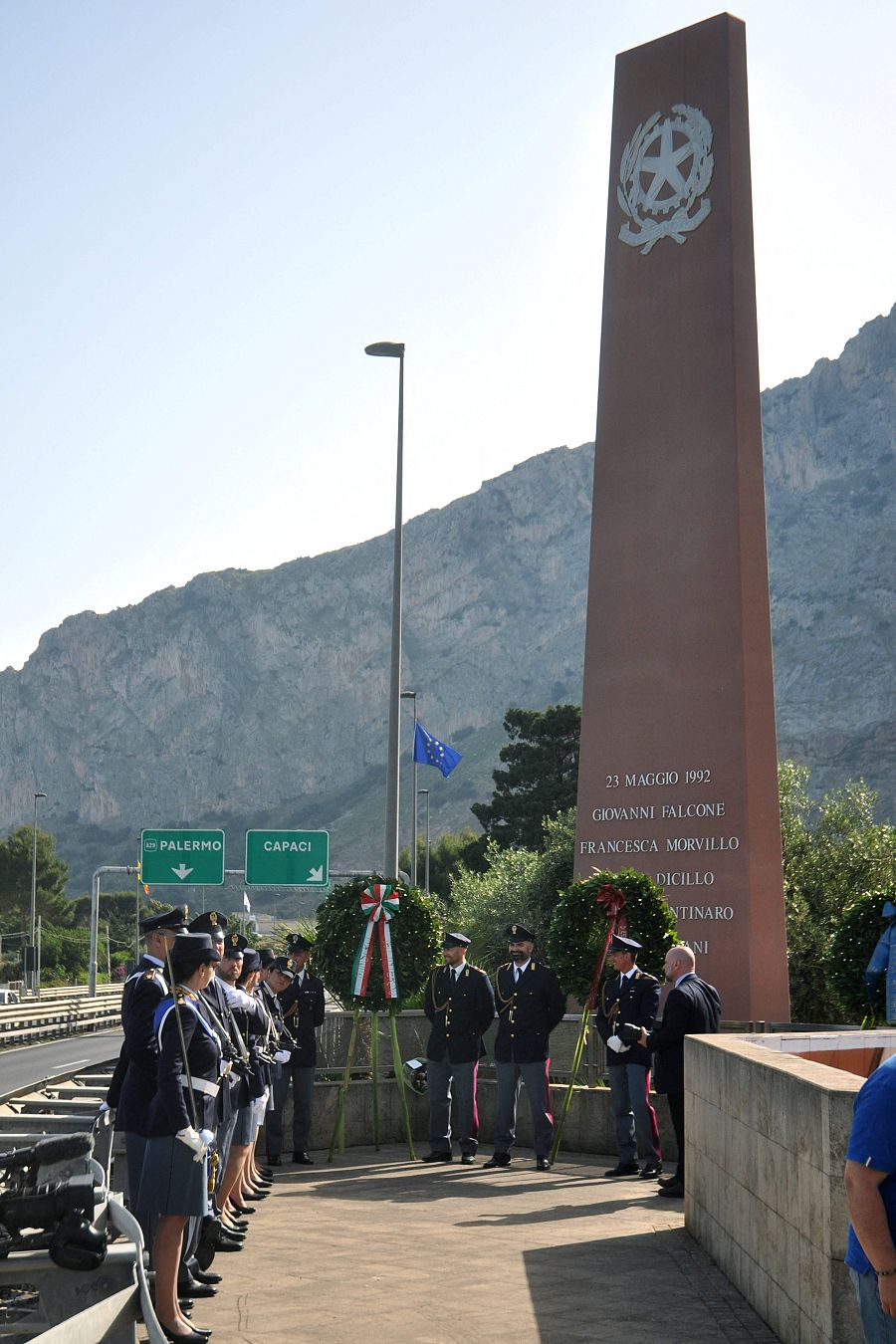 Agentes de la Policía ante el monumento memorial por el asesinato del juez antimafia Giovanni Falcone