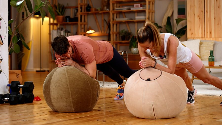 Cesc Escolà i Gemma Mengual en un moment de l'entrenament amb pilotes, fent força amb els braços, a 'FitMés'