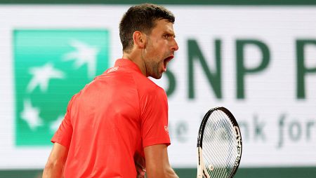 Djokovic celebra un punto ante Nishioka