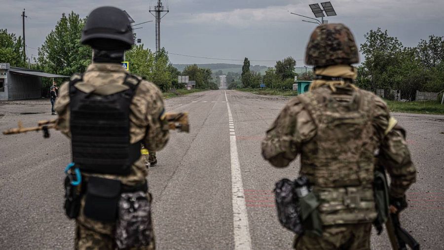 Dos soldados de la autodefensa territorial custodian la calle principal de Ruska Losova.