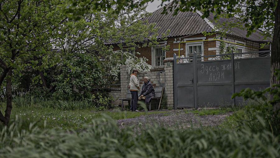 Dos mujeres ancianas en un portal de su casa en Ruska Losova.