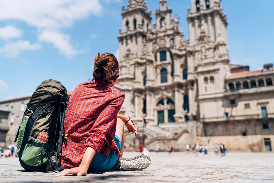 Una peregrina contempla la Catedral de Santiago de Compostela