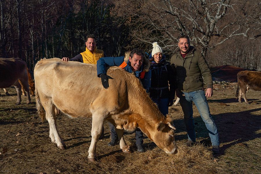 juanjo Pardo con la guia Mercedes Sánchez y los ganaderos Carlos y José Sánchez Rodriguez en la Dehesa de Candelario camino del Cancho de la Muela