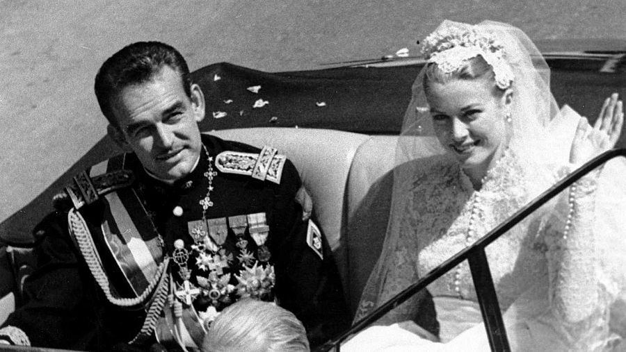 El príncipe Rainiero y Grace Kelly recorriendo en carro las calles de Mónaco