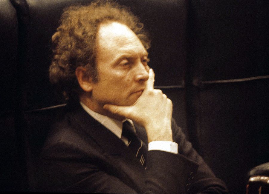Eduard Punset en su escaño del Congreso de los Diputados (1982)