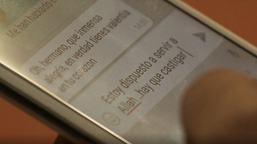 Detalle de una conversación de texto en el móvil de un agente infiltrado con un sospechoso