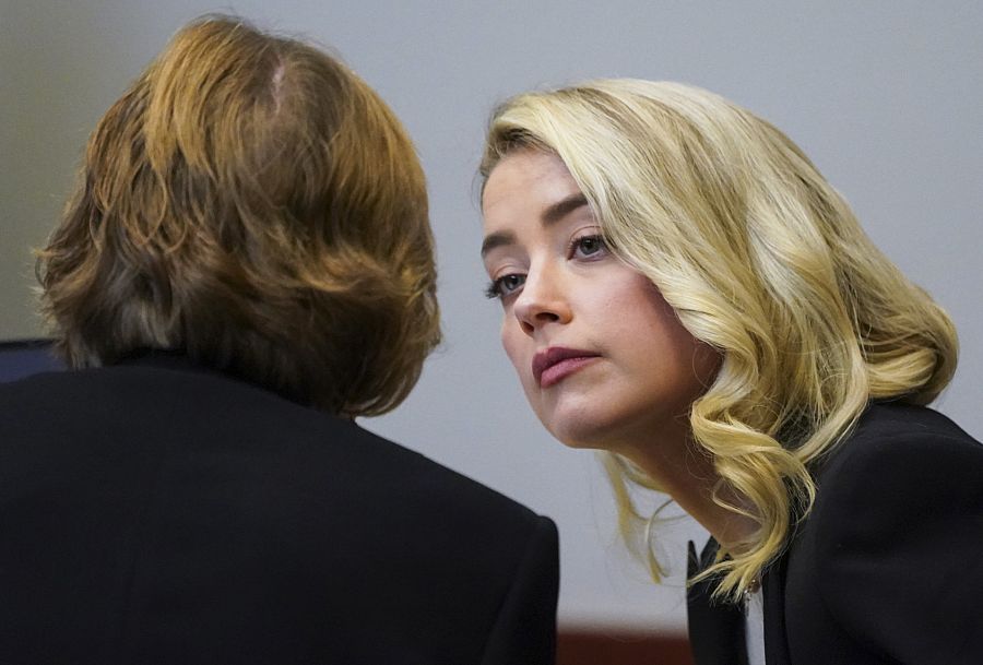 La actriz Amber Heard junto a su abogada en la corte de Faifox County en Virginia. En redes sociales los ataques en contra de la actriz se suceden