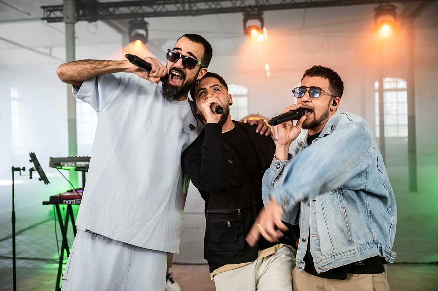 Els tres cantants del grup La Sra. Tomasa cantant amb el micròfon a la mà a 'Efecte Collins'