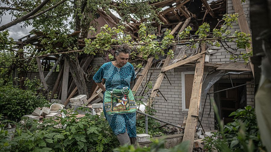 Lena junto a la fachada de su vivienda en ruinas