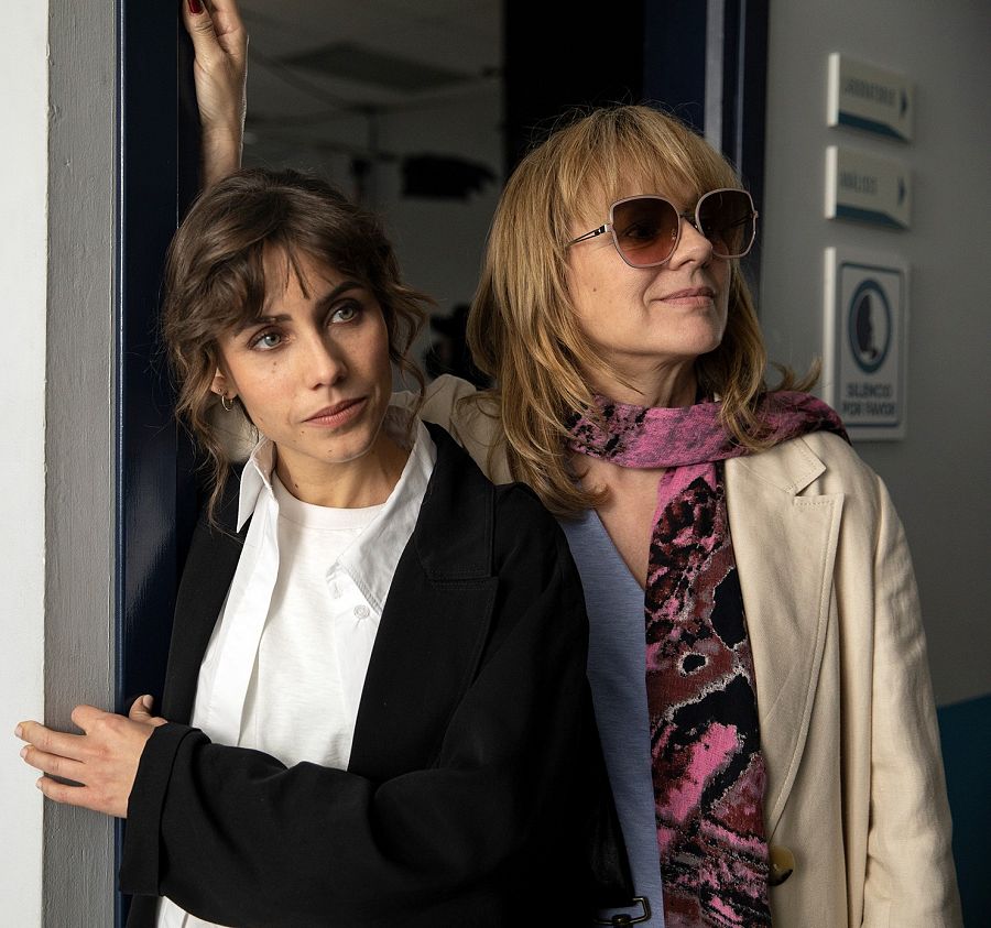 Aura Garrido y Emma Suárez en el rodaje de 'Alguien que cuide de mí'