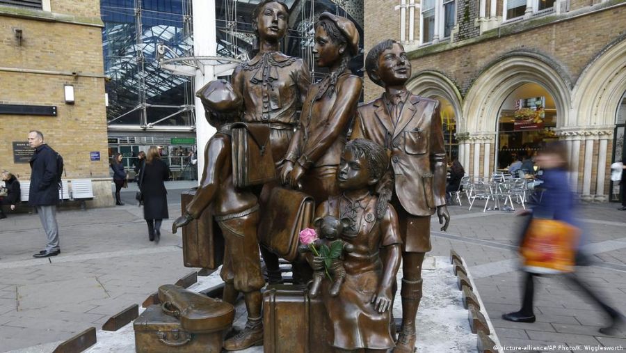 En la estación de metro de Liverpool Street, en Londres, encontramos esta escultura de bronce de Frank Meisler en homenaje a los niños que llegaron huyendo de la Alemania nazi