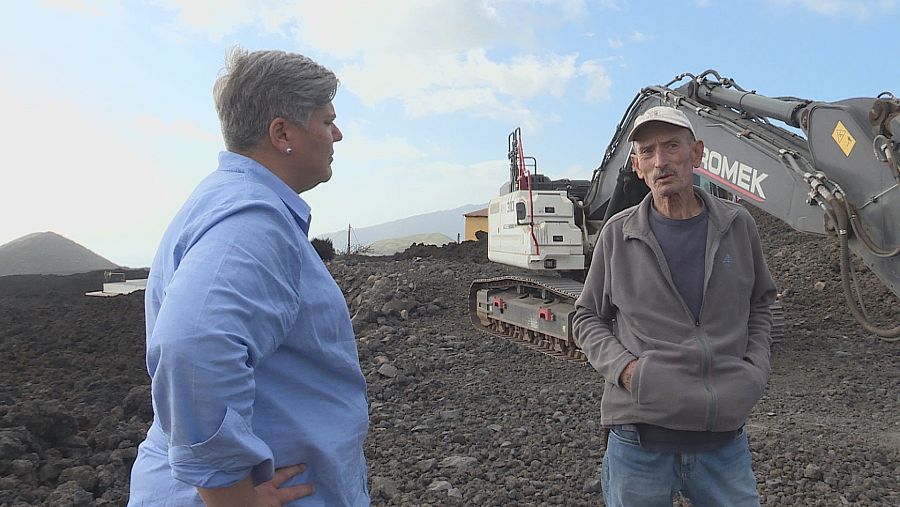 La alcaldesa de Los Llanos con un vecino de Todoque