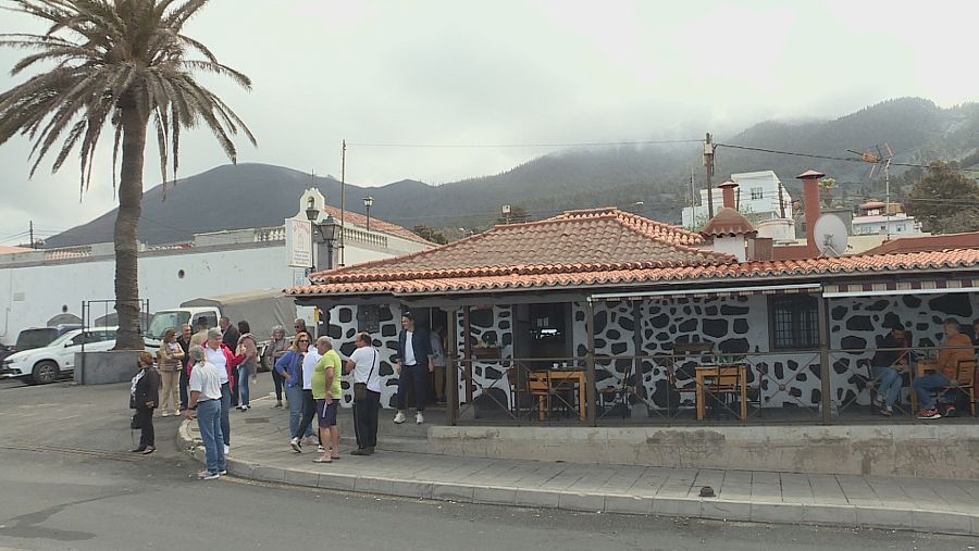 Los vecinos de Las Manchas celebran la reapertura del bar más veterano del lugar