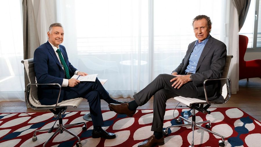 Jorge Valdano y Jenaro Castro sentados en sendas sillas enfrentadas, mirando a cámara.