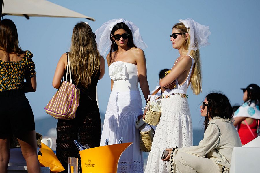 Maria Pombo, Marta Lozano y Teresa Andres en la despedida de soltara de estas dos últimas en Ibiza