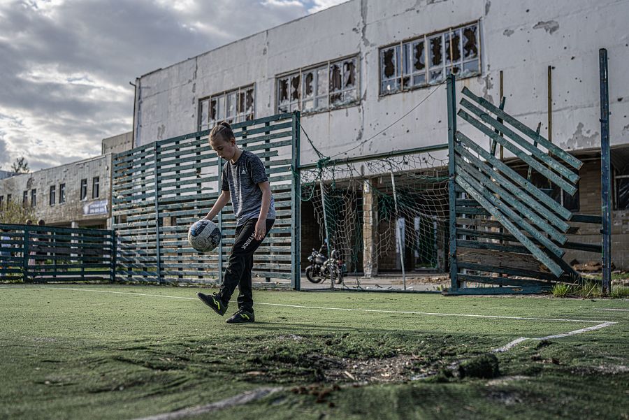 Vlad juega en el campo de fútbol de la escuela