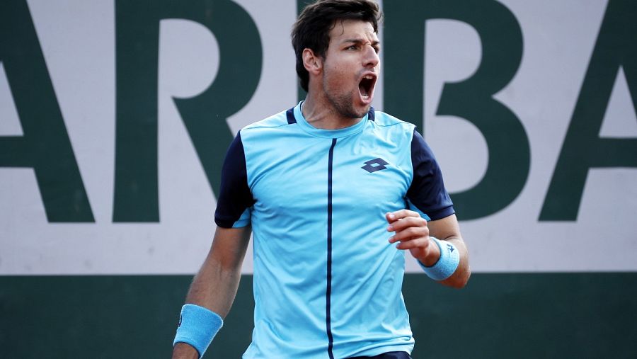 Imagen del tenista español Bernabé Zapata Miralles ante John Isner en Roland Garros.