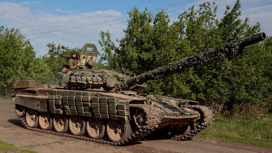 Un militar ucraniano, sobre un tanque cerca de una línea del frente en la región de Donetsk.