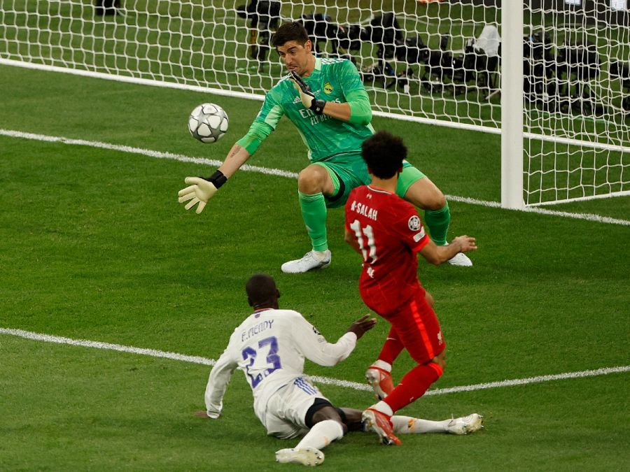 Final Champions League Real Madrid - Liverpool. Courtois despeja con el brazo un disparo de Salah