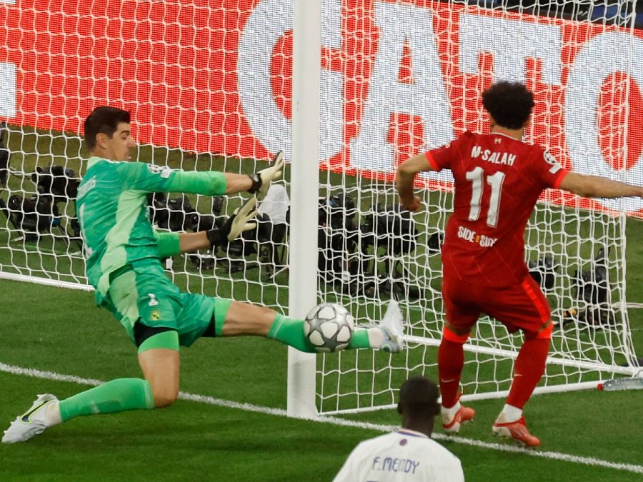 Final Champions League Real Madrid - Liverpool. Reacción de Courtois para evitar el gol de Salah en un córner