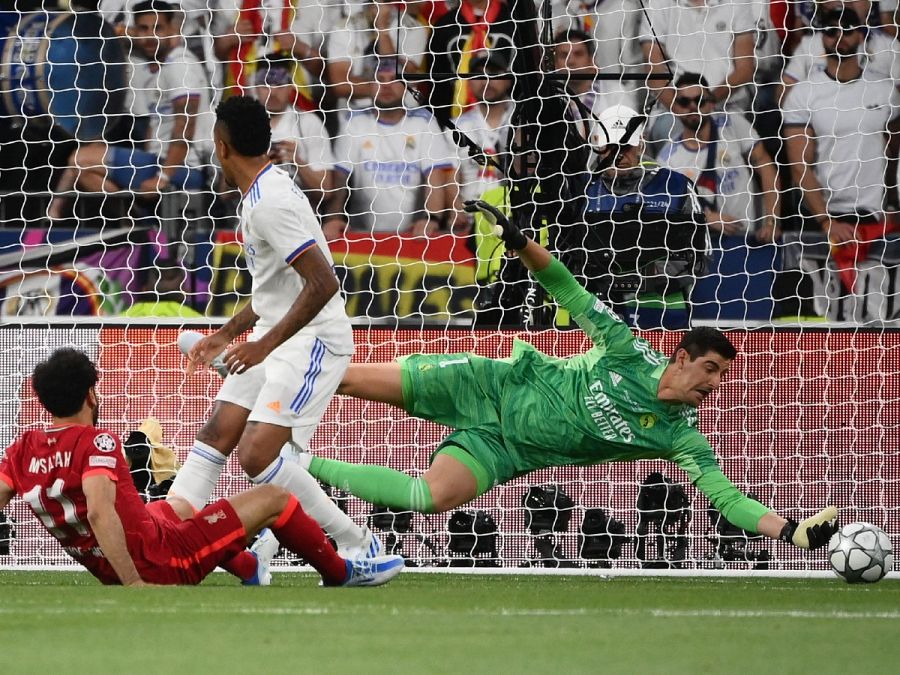 Final Champions League Real Madrid Liverpool: Courtois detiene un tiro de Salah.