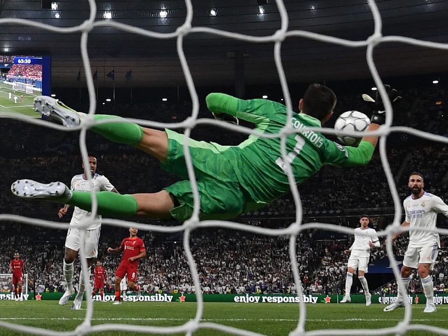 Final Champions League Real Madrid - Liverpool: Estirada de Courtois para parar un disparo de Salah