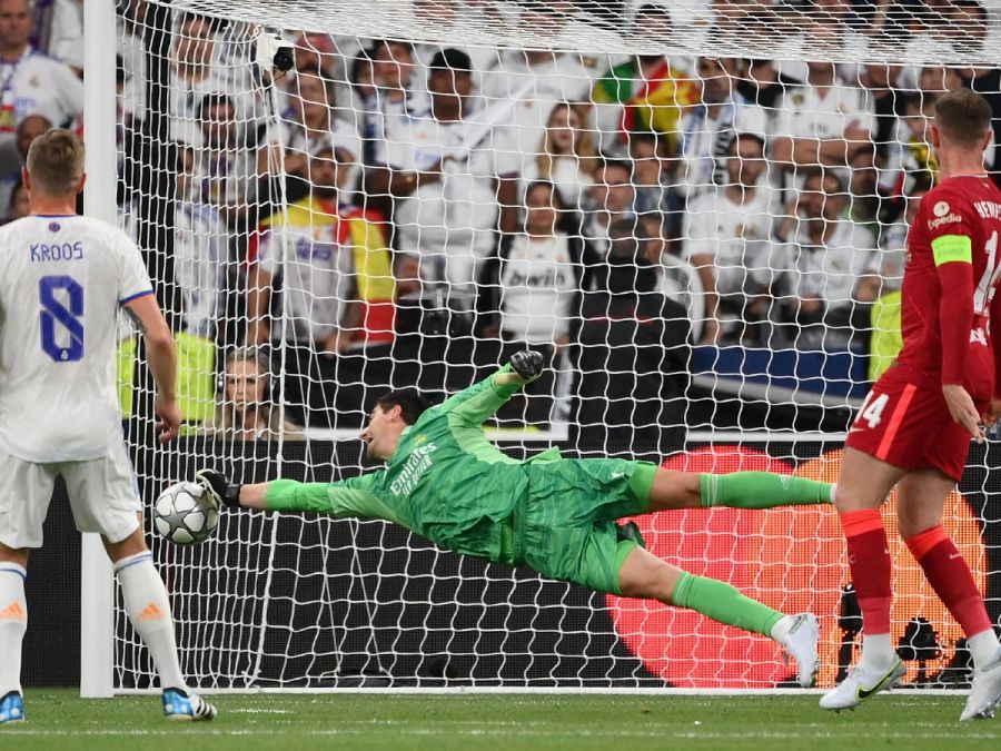 Final Champions League Real Madrid Liverpool: Courtois se estira para desviar al palo un remate de Mané.