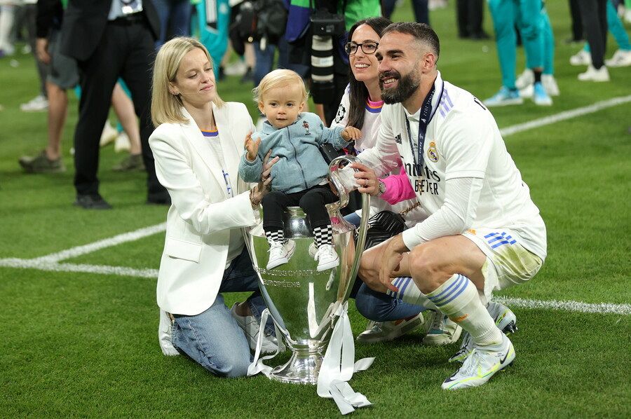 Dani Carvajal y Daphe Cañizares celebran la Champions