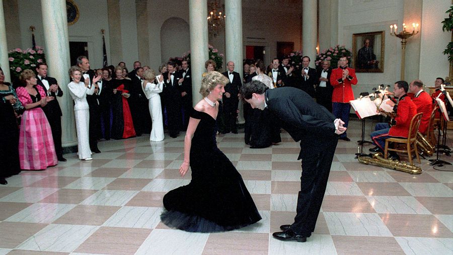 John Travolta y Lady Di en la Casa Blanca, el 9 de noviembre de 1985