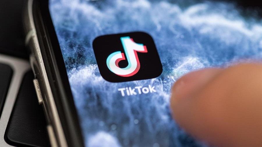 Logo con la aplicación de TikTok en la pantalla de un móvil.