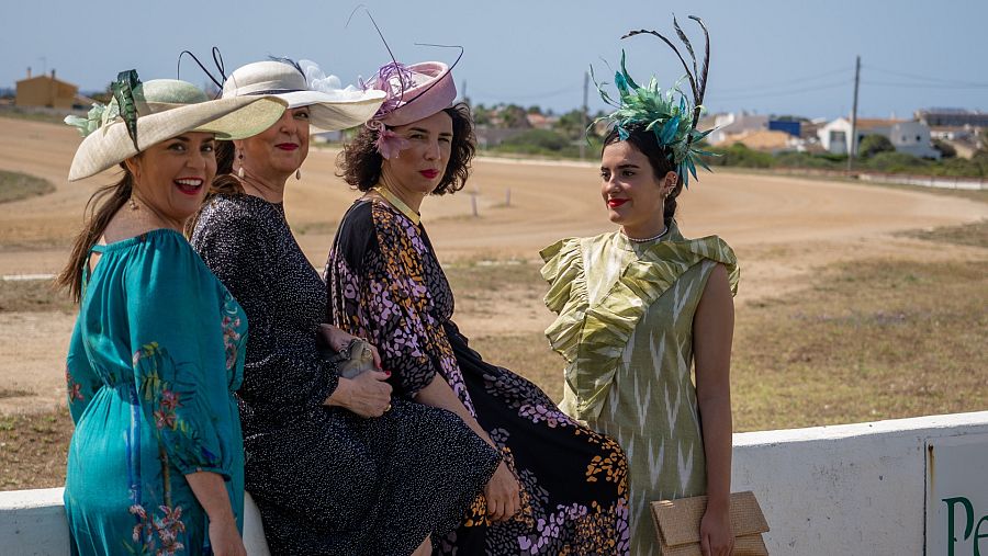 Los vestidos primaverales y los originales sombreros y tocados, son los protagonistas de la jornada en el hipódromo