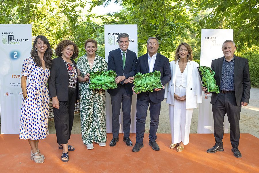 Los premiados con su galardón, una escultura original del artista Ángel Cañas