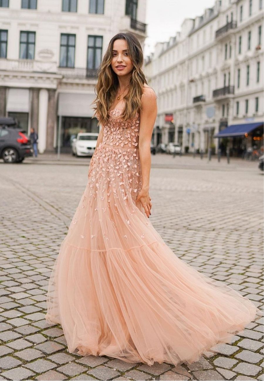 La influencer Just Coco con un vestido de la diseñadora Elisabetta Franchi