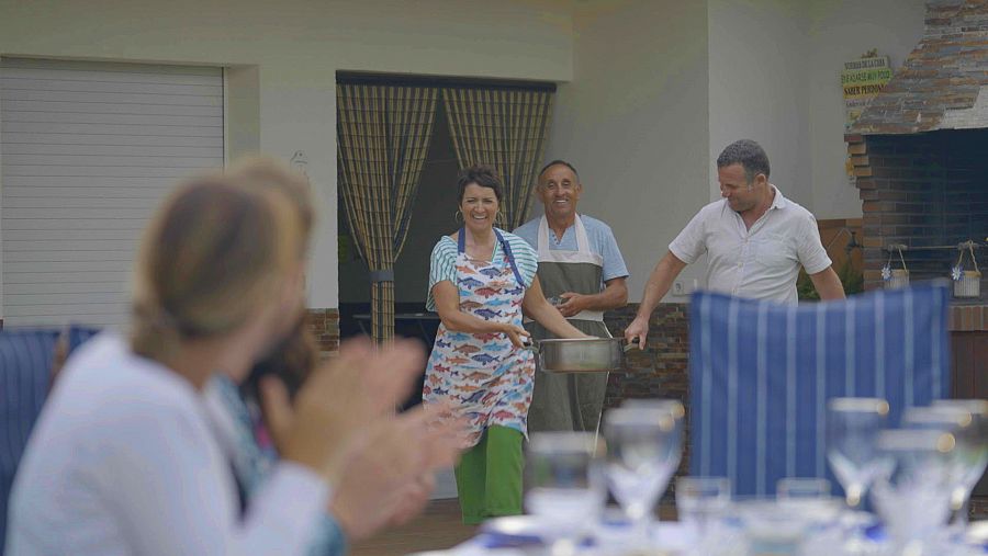 Sílvia Abril surt amb una olla per servir a una taula