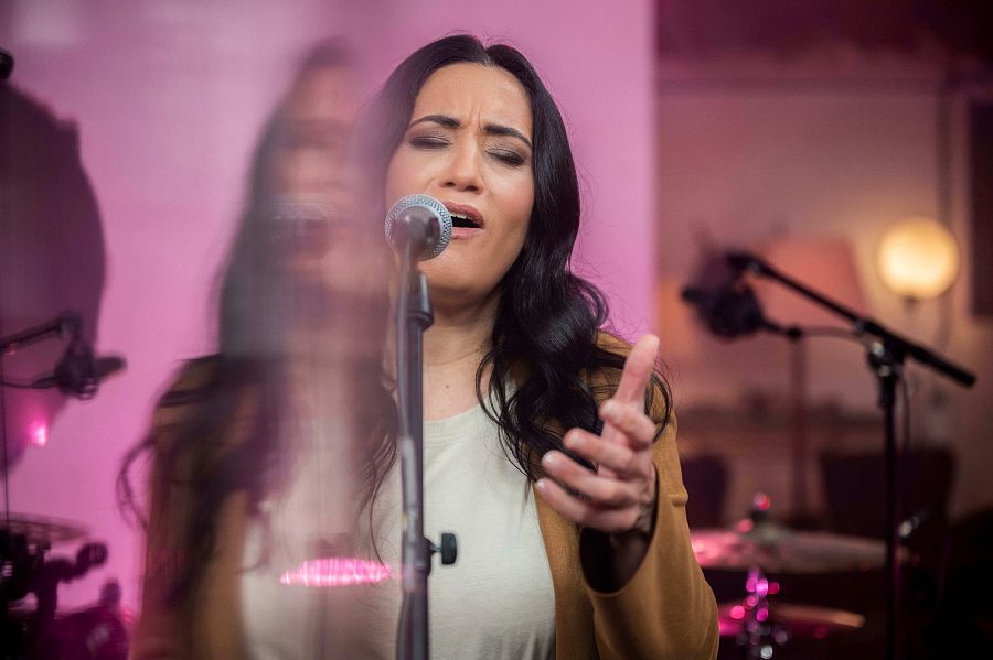 La cantant del grup Carolina Fernández La Chispa davant del micròfon