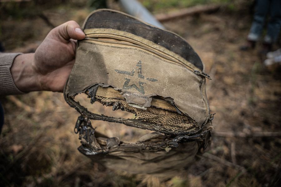 Un bolso con la estrella del ejército ruso hallado entre los restos que siembran el bosque