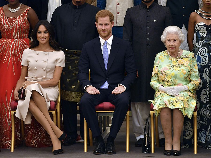 Meghan Markle y el príncipe Harry junto a la reina Isabel II