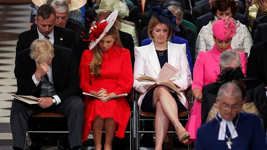 El primer ministro británico, Boris Johnson, se sujeta la cabeza con la mano durante la misa de Acción de Gracias