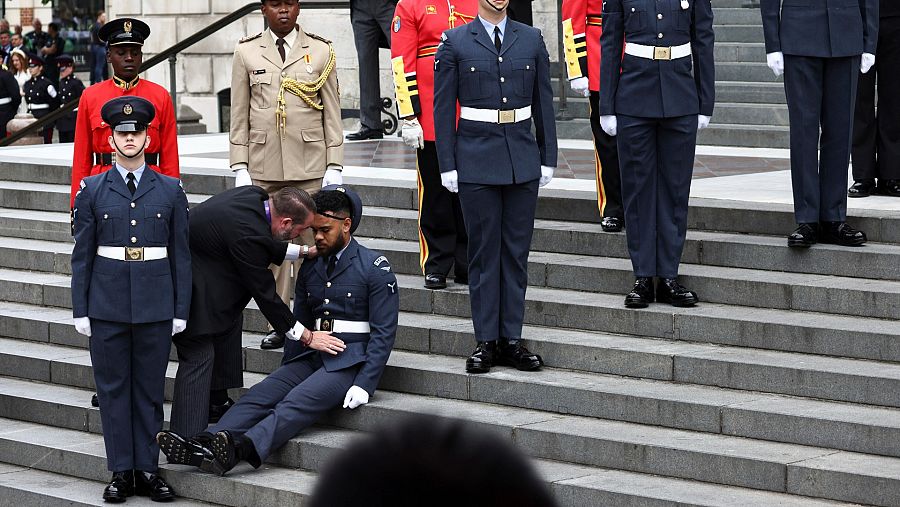 Un guardia se desmaya en la Catedral de San Pablo antes de la misa de Acción de Gracias