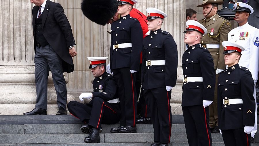 Un soldado casi se desmaya en la Catedral de San Pablo antes de la misa de Acción de Gracias